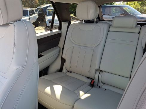 Used 2024 Land Rover Range Rover Sport SE image 12