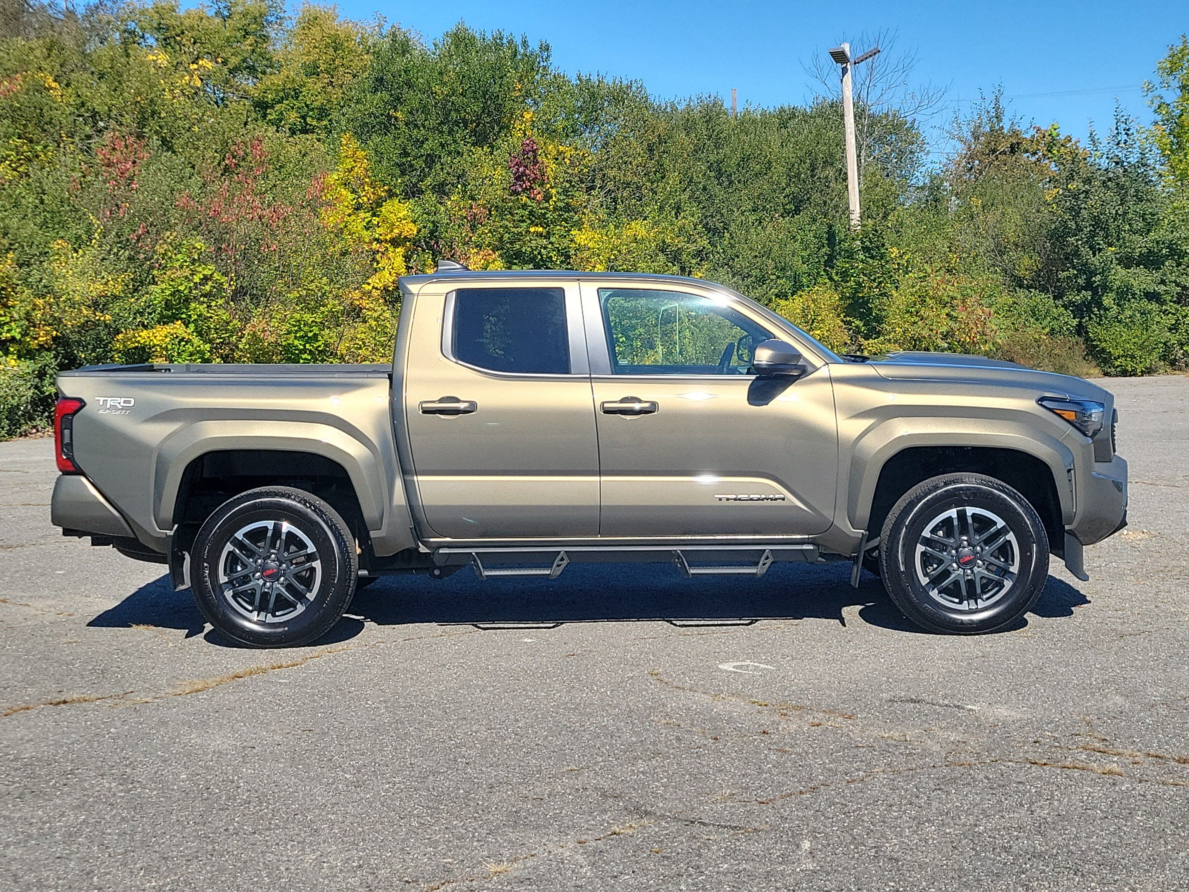 Used 2024 Toyota Tacoma TRD Sport w/ TRD Sport Premium Package AWD/4WD image 4