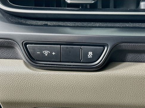 Used 2025 Kia Carnival FWD image 17