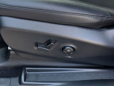 Used 2025 Chrysler Pacifica Select image 25