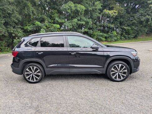 Certified 2024 Volkswagen Taos SE FWD image 3