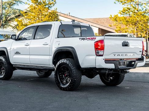 Used 2018 Toyota Tacoma TRD Off-Road image 2
