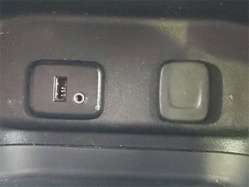 Used 2018 Chevrolet Equinox LT image 28