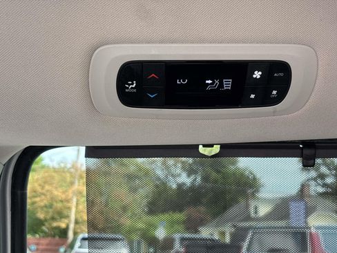 Certified 2024 Chrysler Pacifica Touring-L FWD image 14