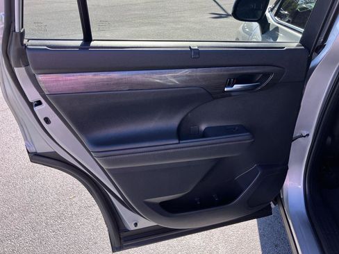 Used 2024 Toyota Highlander Platinum image 26