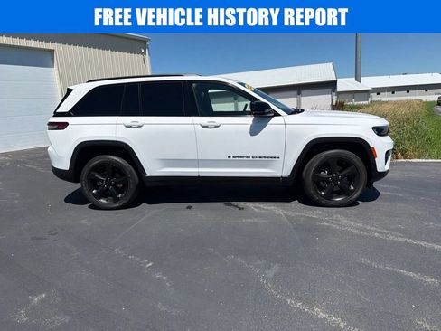 Used 2023 Jeep Grand Cherokee Altitude AWD/4WD image 3