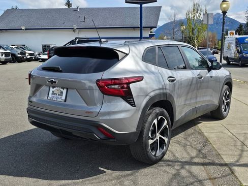 Used 2025 Chevrolet Trax RS w/ Driver Confidence Package image 5