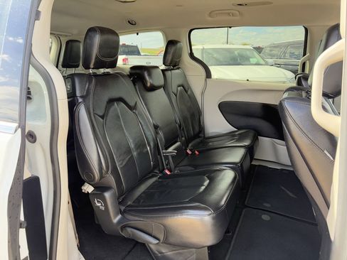 Used 2022 Chrysler Pacifica Touring-L w/ Uconnect Theater Family Group image 30