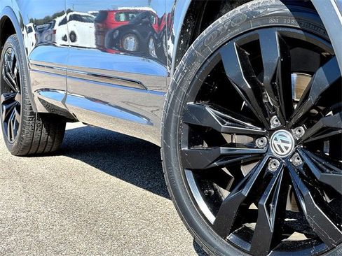 Certified 2020 Volkswagen Tiguan SE image 2