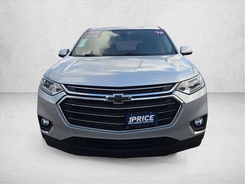 Used 2019 Chevrolet Traverse LT w/ LT Premium Package FWD image 2