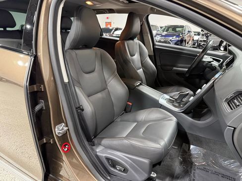 Used 2016 Volvo V60 T5 Cross Country image 46