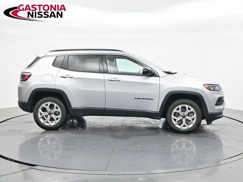 Used 2025 Jeep Compass Latitude AWD/4WD image 5