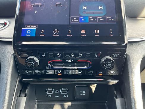 Used 2024 Jeep Grand Cherokee Limited w/ Luxury Tech Group II image 23