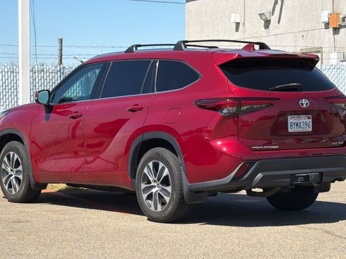 Used 2021 Toyota Highlander XLE AWD/4WD image 5