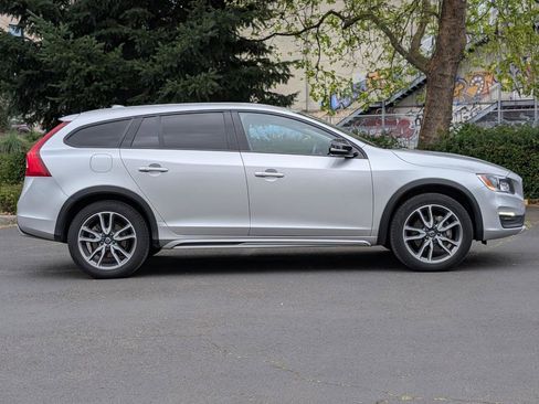 Used 2018 Volvo V60 T5 Cross Country Platinum image 8