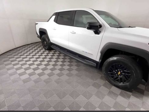 New 2025 Chevrolet Silverado EV LT image 4