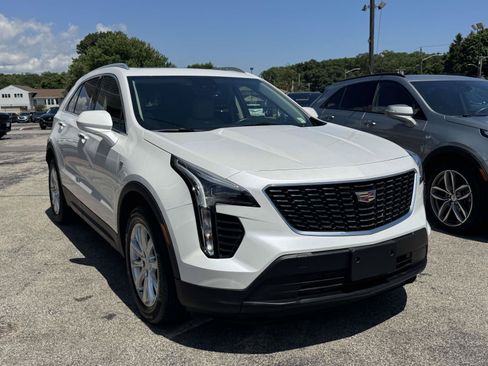 Certified 2023 Cadillac XT4 Luxury w/ Cold Weather Package AWD/4WD image 4