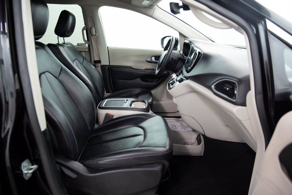 Used 2024 Chrysler Pacifica Touring-L FWD image 18