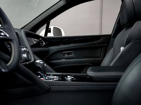Used 2024 Bentley Bentayga AWD/4WD image 29