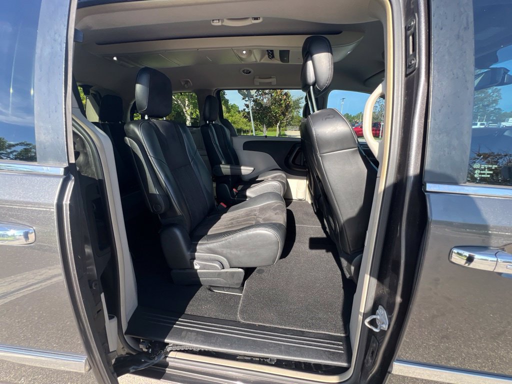 Used 2014 Chrysler Town & Country Touring-L FWD image 29