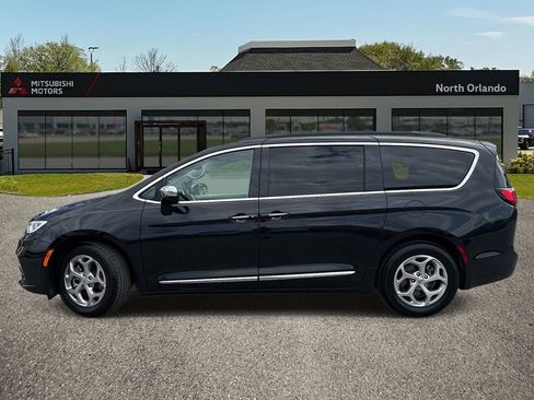 Used 2023 Chrysler Pacifica Limited FWD image 2