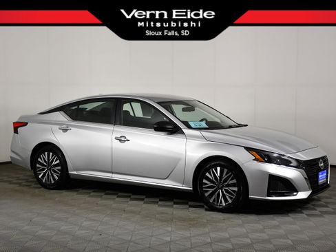 Used 2024 Nissan Altima 2.5 SV FWD image 1