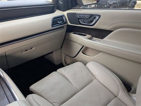 Used 2018 Lincoln Navigator Select image 20