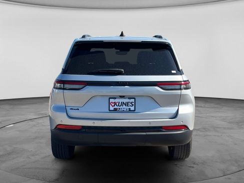 Used 2024 Jeep Grand Cherokee Altitude AWD/4WD image 9