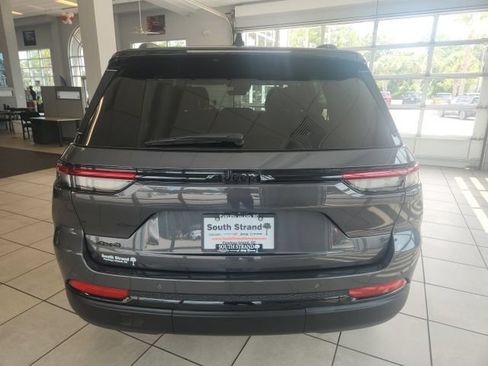 Used 2025 Jeep Grand Cherokee Altitude AWD/4WD image 9