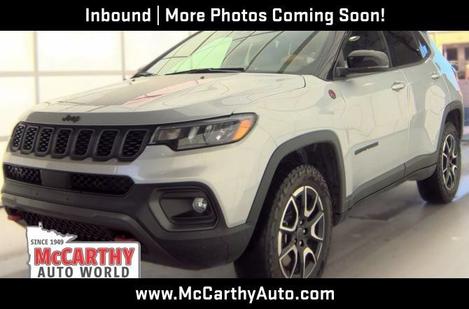 Used 2025 Jeep Compass Trailhawk AWD/4WD image 4