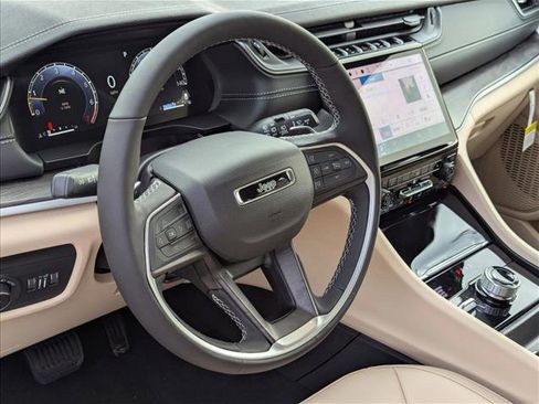 New 2025 Jeep Grand Cherokee Limited image 3