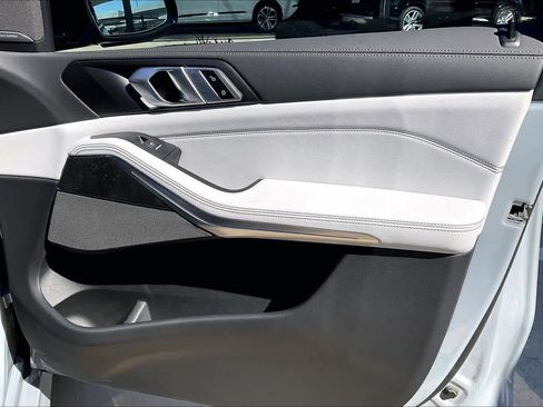 Used 2025 BMW X5 xDrive40i w/ M Sport Package image 23