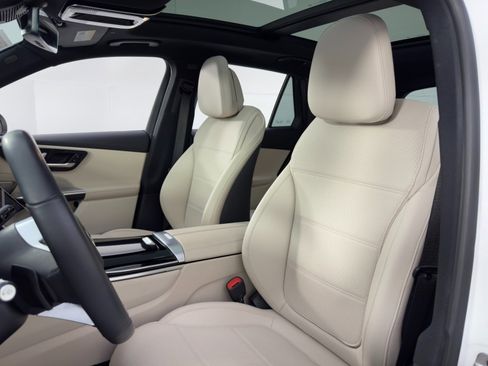 Used 2025 Mercedes-Benz GLC 300 4MATIC image 42