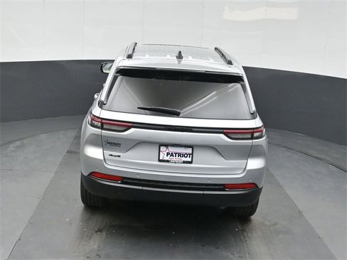 New 2025 Jeep Grand Cherokee Altitude image 30