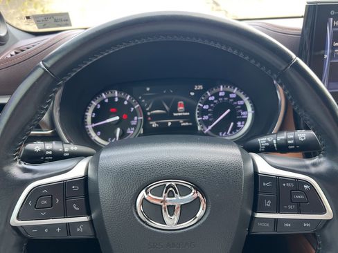 Used 2022 Toyota Highlander Platinum image 17