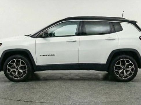 Used 2025 Jeep Compass Limited AWD/4WD image 3