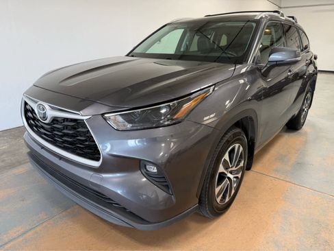 Used 2022 Toyota Highlander XLE AWD/4WD image 1
