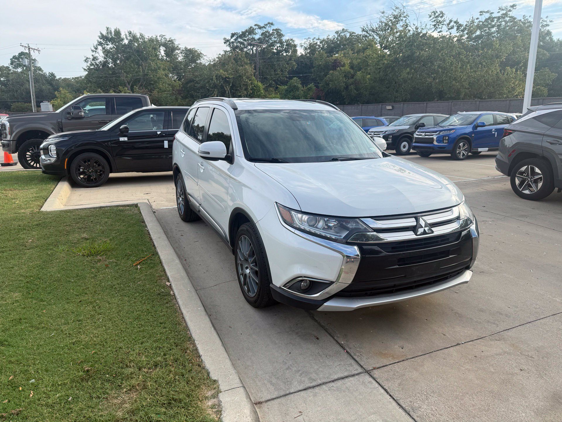 Used 2016 Mitsubishi Outlander SEL FWD image 2
