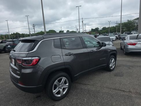 Used 2023 Jeep Compass Latitude w/ Sun and Sound Group AWD/4WD image 5