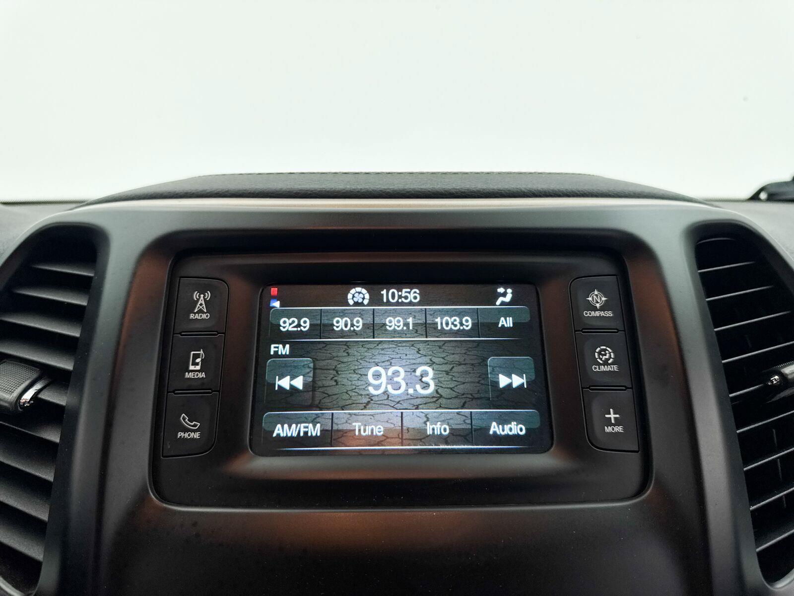 Used 2017 Jeep Cherokee Latitude FWD image 5