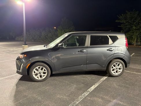 Used 2025 Kia Soul LX w/ LX Technology Package FWD image 2