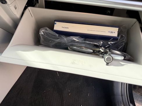 Used 2025 Hyundai Tucson Limited image 28