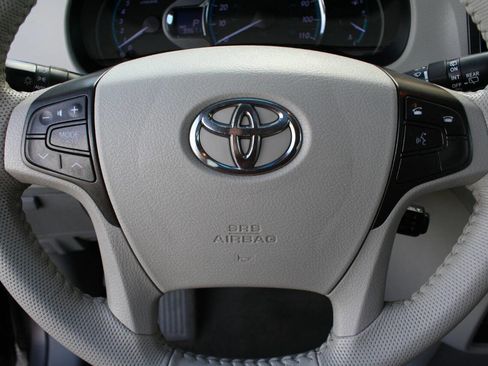 Used 2014 Toyota Sienna XLE image 17