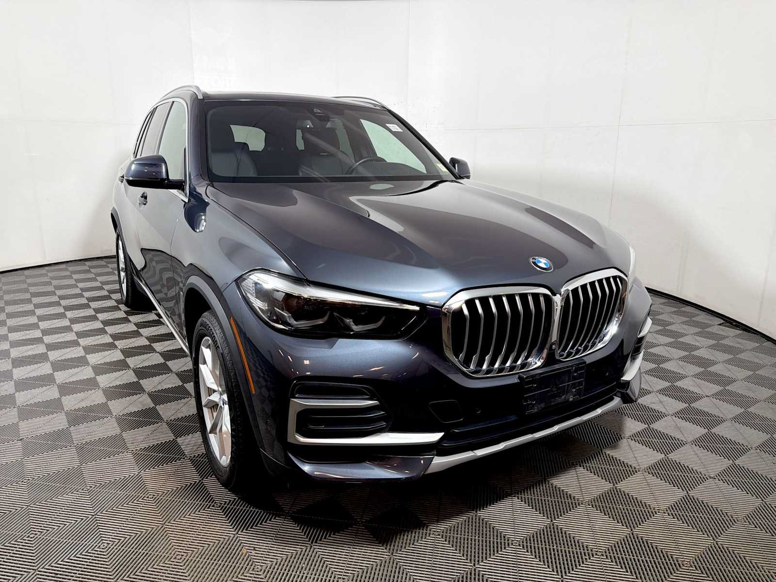 Used 2022 BMW X5 xDrive40i w/ Premium Package AWD/4WD image 2