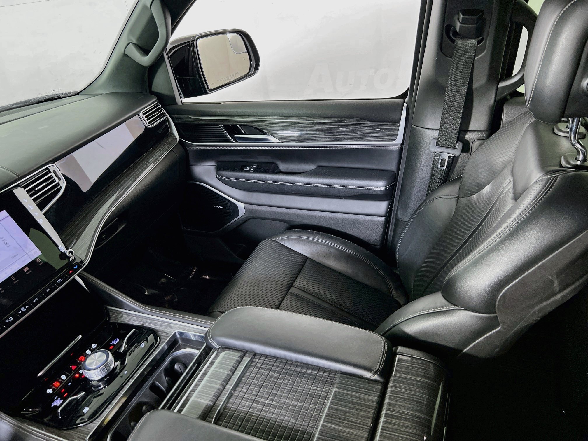 Used 2022 Jeep Wagoneer Series III w/ Rear Seat Video Group 1 AWD/4WD image 24