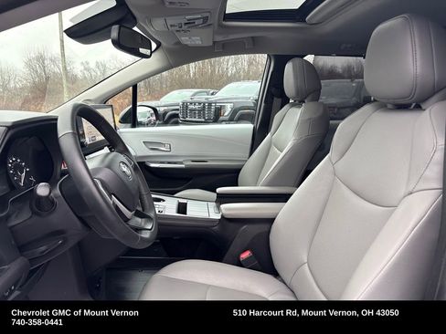 Used 2025 Toyota Sienna XLE image 9