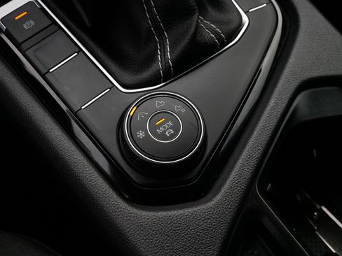 Certified 2024 Volkswagen Taos SE w/ Panoramic Sunroof Package image 28