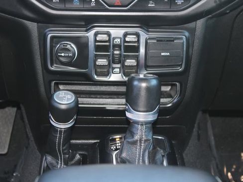Used 2023 Jeep Wrangler Unlimited Sahara w/ Cold Weather Group AWD/4WD image 19