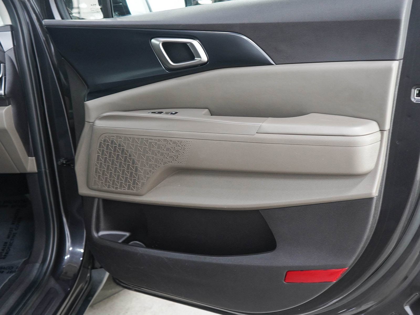 Used 2025 Kia Carnival FWD image 9