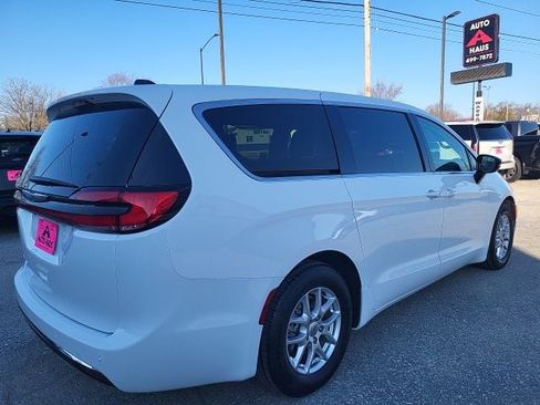 Used 2024 Chrysler Pacifica Touring-L FWD image 7
